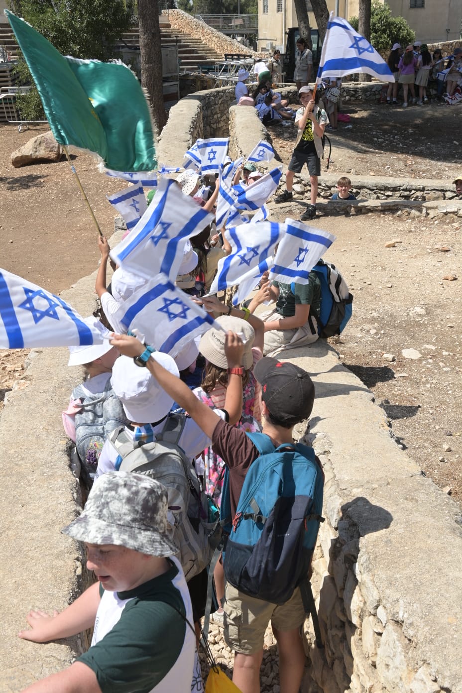 ילדים מסיירים בתעלות הקרב בגבעת התחמושת