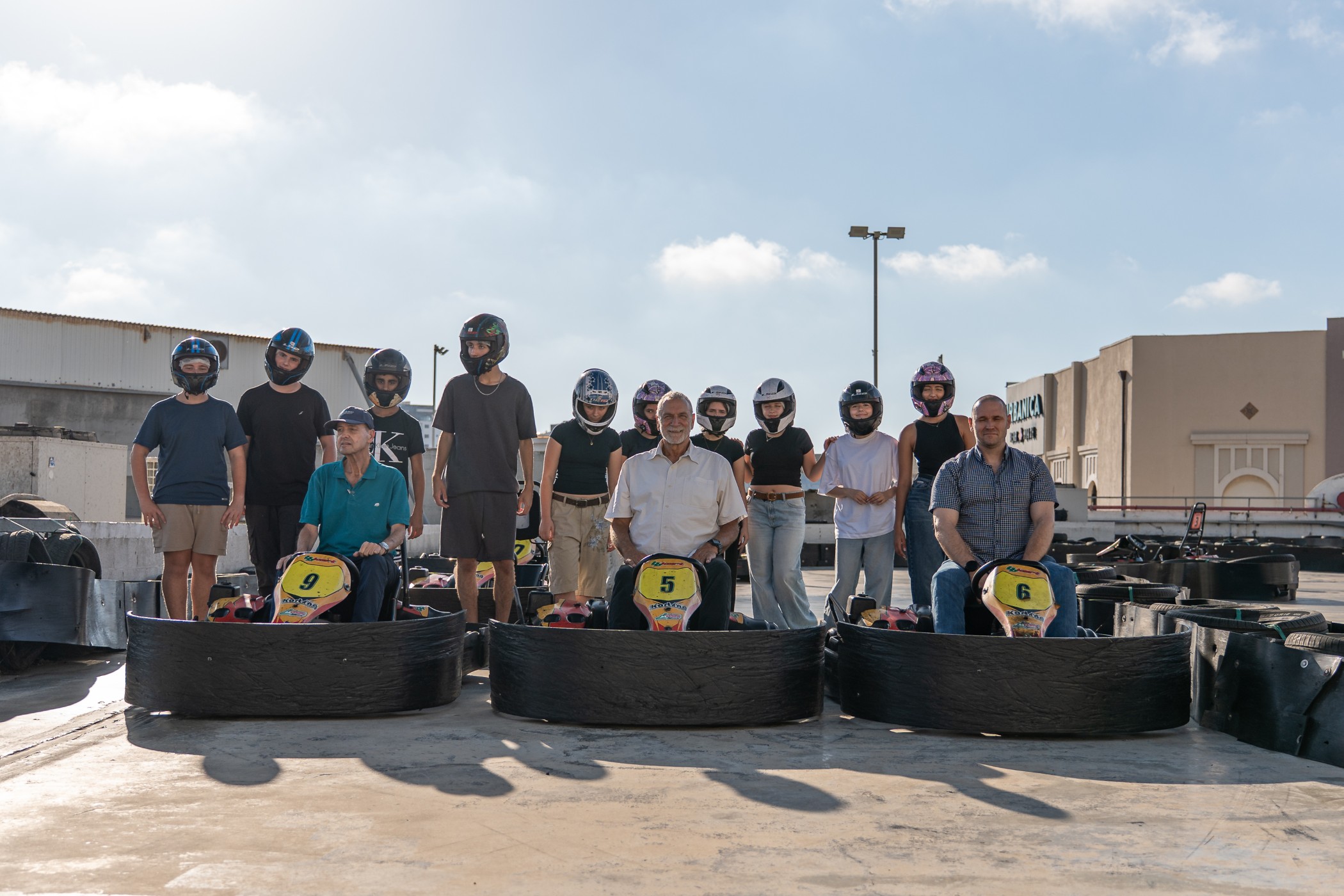 ראשי ההתאחדות וראש המועצה עם ילדי מבואות החרמון