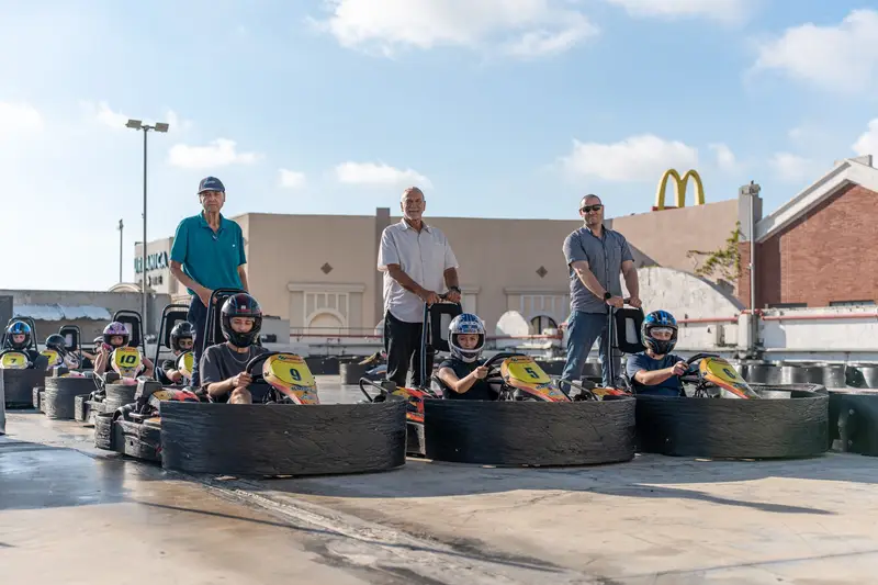 הנהלת ההתאחדות לנהיגה ספורטיבית ביום כייף וחוויה מוטורית לבני נוער מקו העימות והצפון. מימין דימה קוזניצוב בני בן מובחר וגיל גולדבוים עם ילדי מבואות החרמון. צילום: ירון אבדיאייב