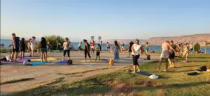 יום היוגה הבינלאומי -סדנת יוגה בחוף ממח כנרת צילום: זהר יחיאלי