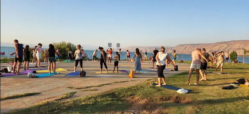 יום היוגה הבינלאומי -סדנת יוגה בחוף ממח כנרת צילום: זהר יחיאלי