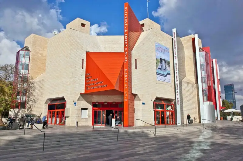 גילי פורת מונתה למנהלת האמנותית של הפסטיבל הבינלאומי לקולנוע גאה TLVFest. בתמונה בסינמטק תל אביב. צילום: באדיבות סינמטק תל אביב