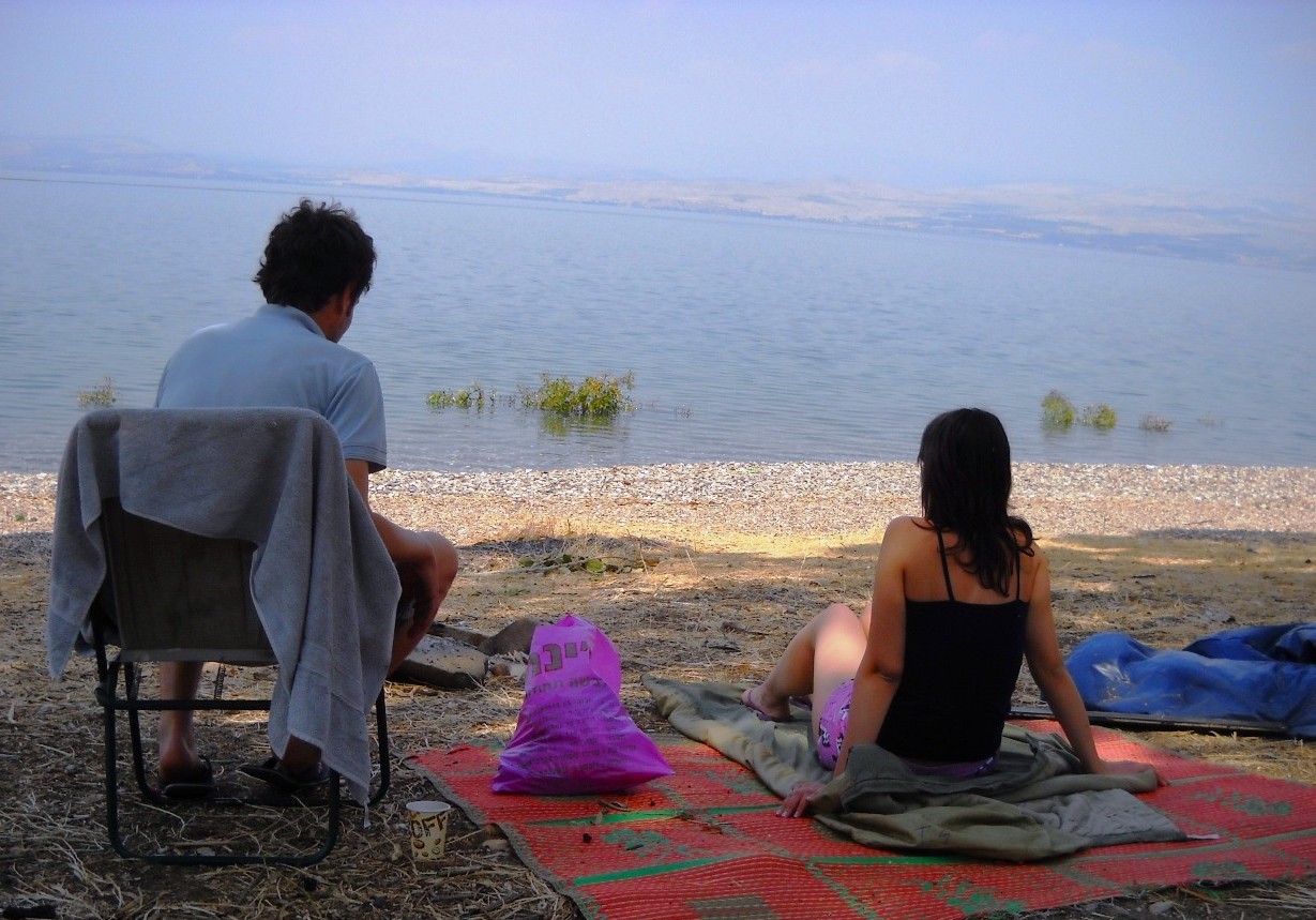 פינת חמד מוצלת בשביל סובב כינרת