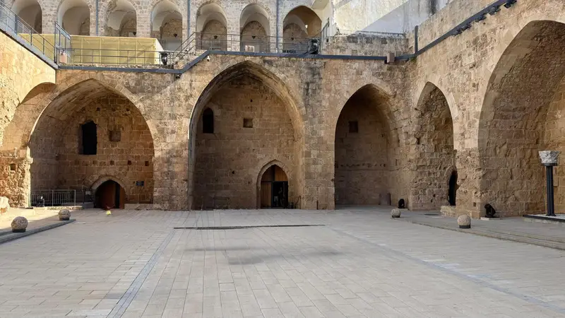 חצר אולמות האבירים בעכו בשעות היום