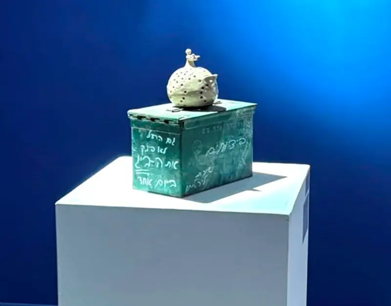 "השנים הללו" - תערוכה חדשה בגלרית עשוש, צוקים, שם היצירה- תיל צילום- באדיבות גלריית עשוש, כפר האמנים צוקים.