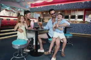 מערת גלידה חווייתית ומושחתת במתחם הבריכה של מלון דן אילת. צילום: אייל נבו