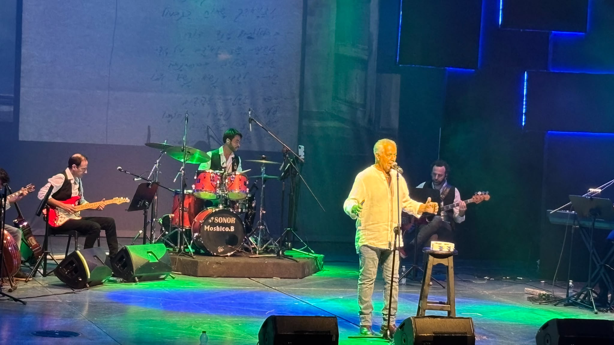 מתי סרי במופע מחווה לשירים היווניים שעשו עלייה