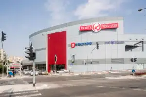 קונים ב – 400 ₪ ויכולים לזכות במכשירי אייפון 17 חדשים. בתמונה- קניון עופר רחובות. צילום: שי ווליץ