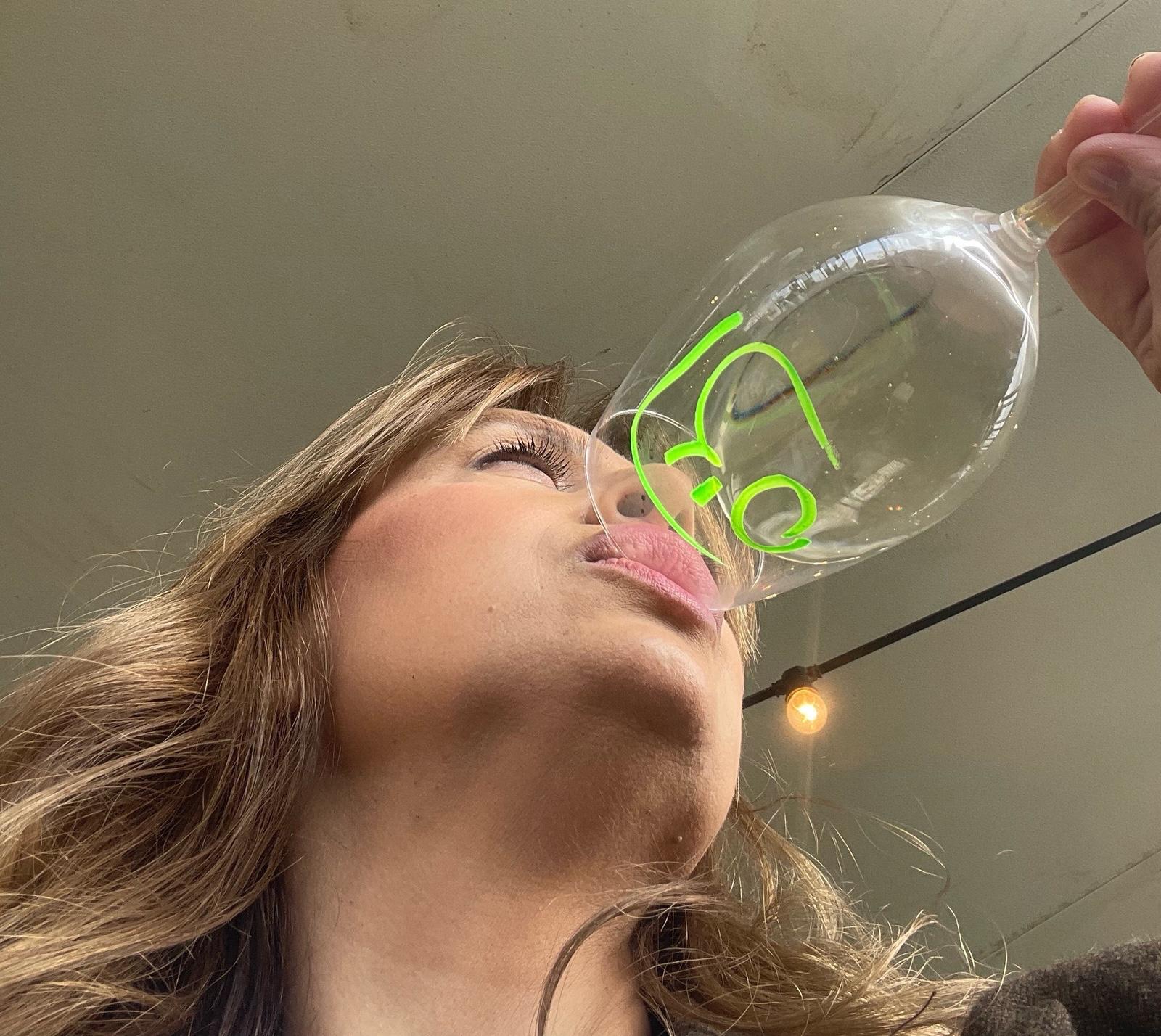 כוס יין ב-Pop Up Wine Bar