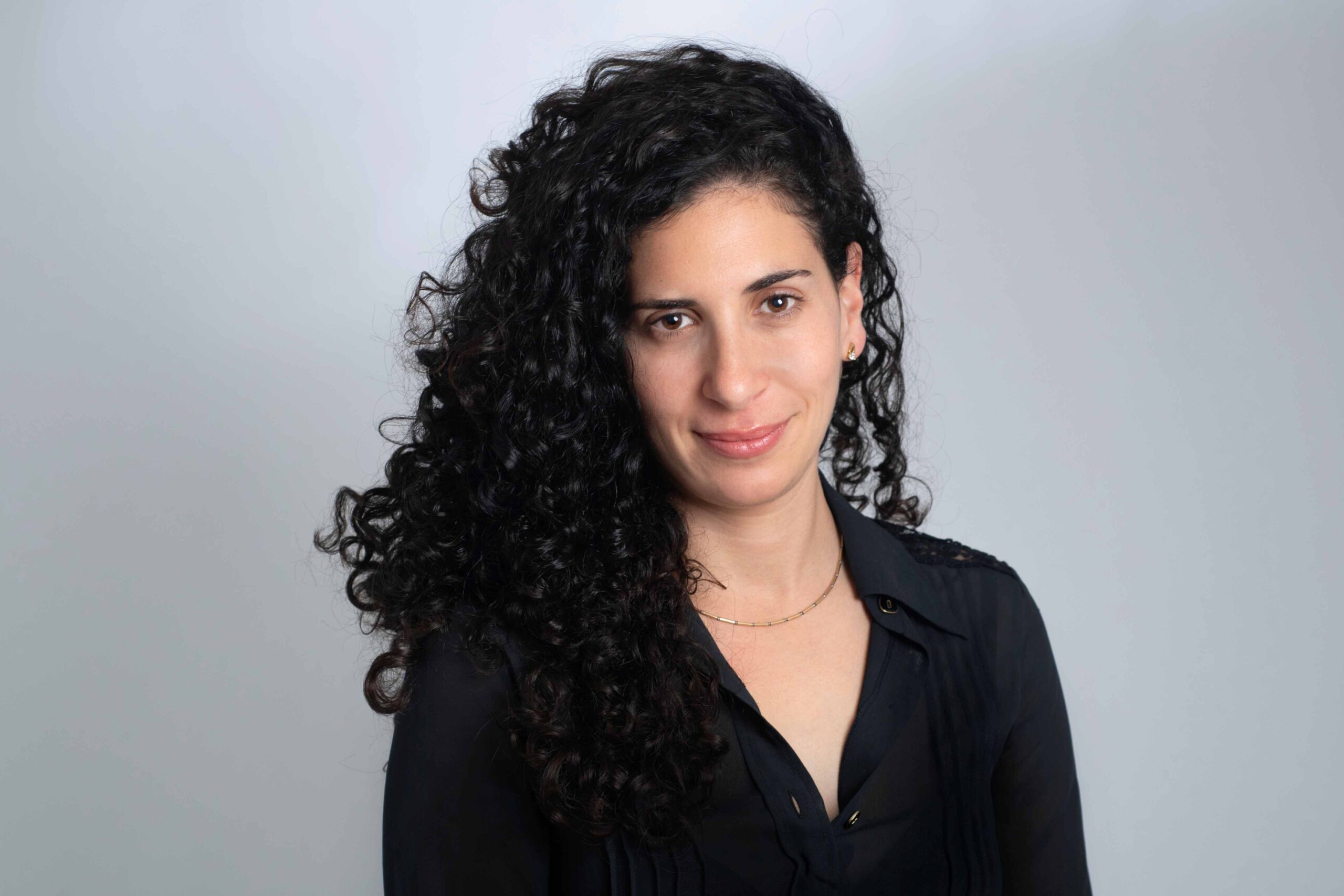ד״ר שגית באטון, מומחית ברפואת הפה והלייזר