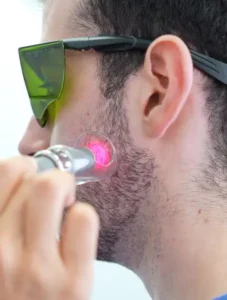 טיפול חדשני באור כנגד שיתוקי פנים וכאבי לסת. צילום: מרק מליקוב