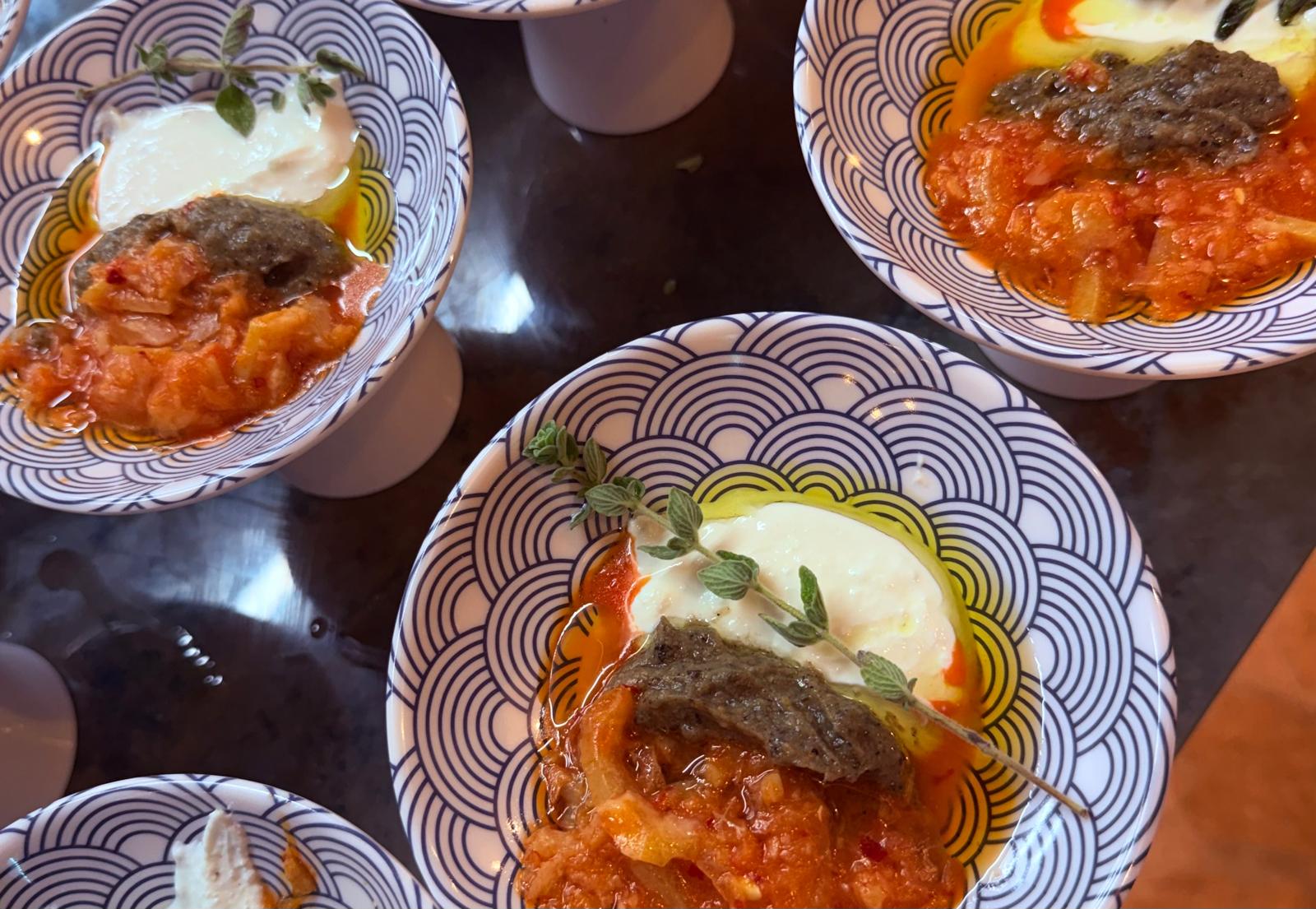 קליספרה לצומת סביון. מזאטים בסלון יווני של השף גיא פרץ בצומת סביון. צילום: סיגל קליין