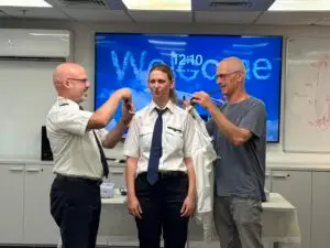היסטוריה ב'ארקיע': לראשונה טייסת הוסמכה לקברניטת סילון בחברה. מימין לשמאל - טל מדוצקי קברניט ארקיע, אדר מדוצקי קברניטת ארקיע ונועם אדר מנהל צי ארקיע. צילום: באדיבות ארקיע