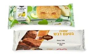 מתוק על השולחן, פחות מתוק בכיס: עוגות החג של אחוה מגיעות במחיר מפתיע- עוגת דבש ועוגת תפוחי עץ עם מילוי של אחוה. צילום: יעל האן