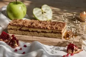 חדש - עוגת קרמבל תפוחים ביגה - 87 ש"ח. צילום: לירון לוי