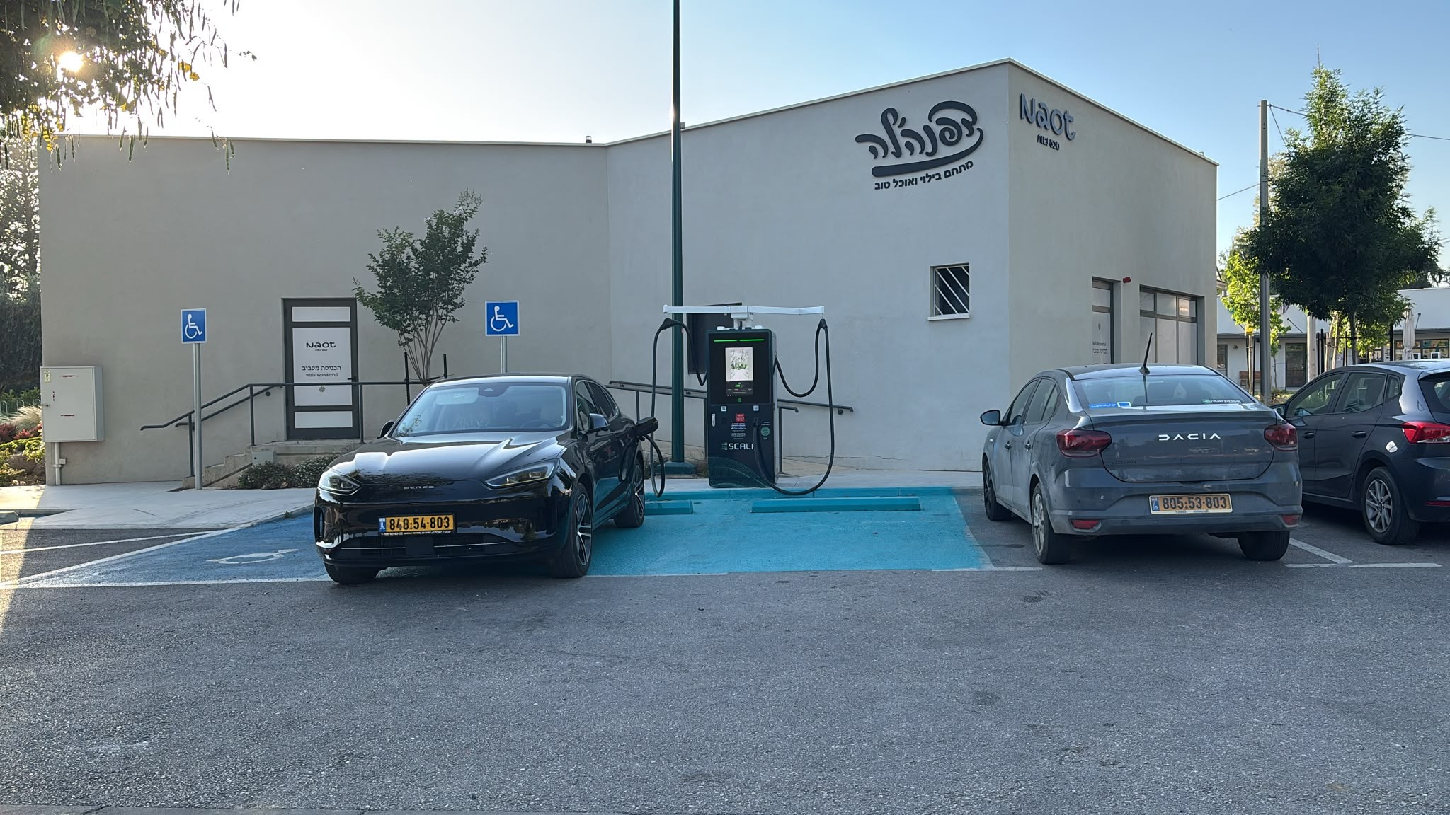 מתחם עמדות הטעינה בדפנהלה בגליל