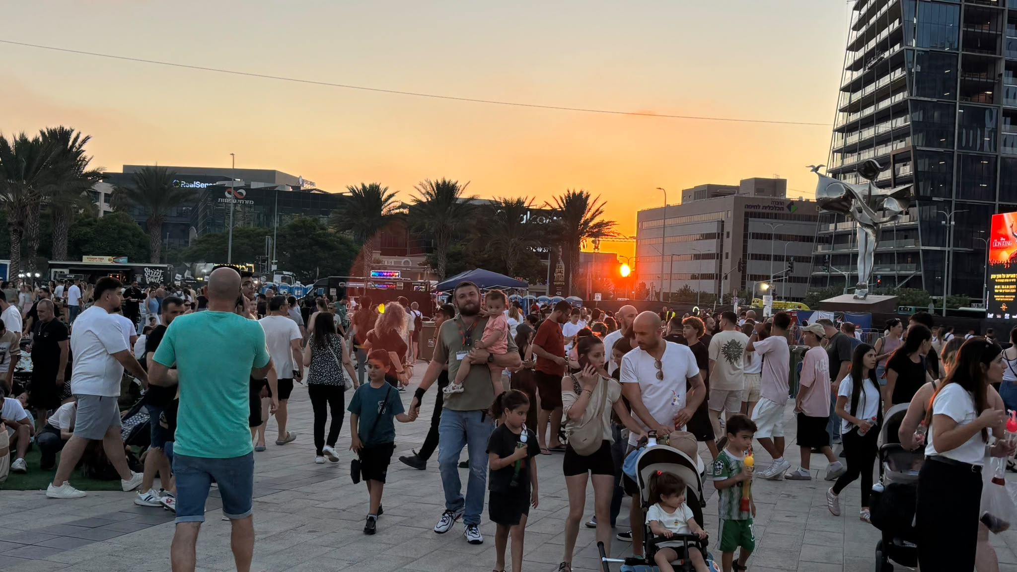פסטיבל האוכל בחיפה בשעת השקיעה