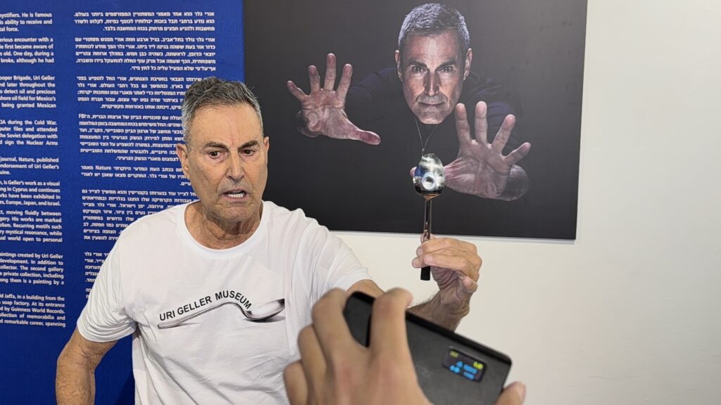 אורי גלר בתערוכה חדשה במוזיאון רמלה. צילום רגינה אילוז