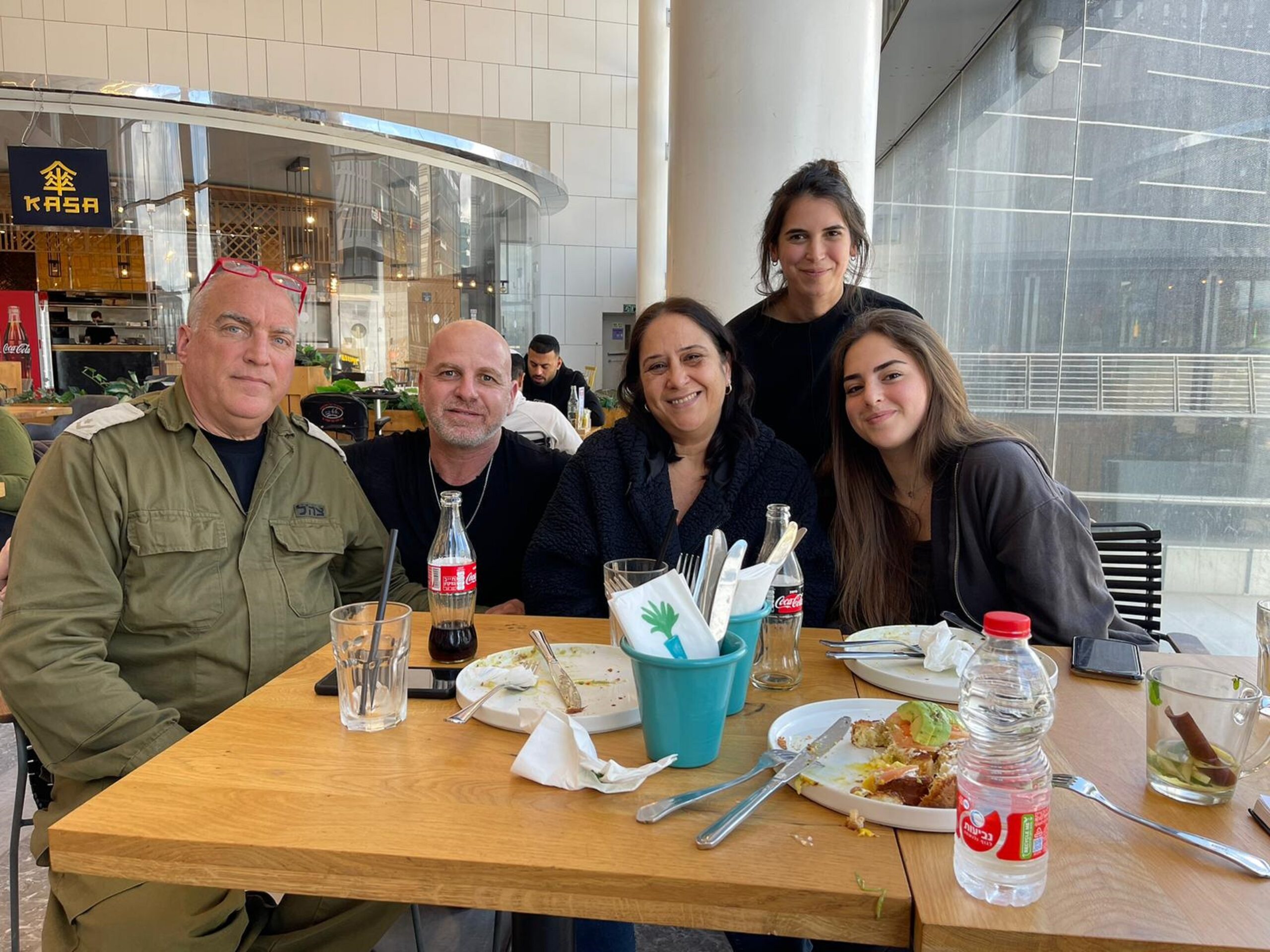 בכירי קפה גרג עם משפחת אשל לזכרה של רוני אשל