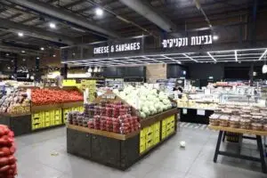 קבוצת טיב טעם מדווחת על התקשרות במסמך עקרונות של חברת ישרקו עם גרנות להקמת תאגיד משותף להספקת פירות וירקות- בתמונה: טיב טעם מחלקת פירות וירקות צילום: אסף לב