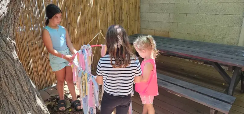 פעילות יצירה בבגדים משומשים, מוזיאון האדם והחי. צילום דורית קלינגר