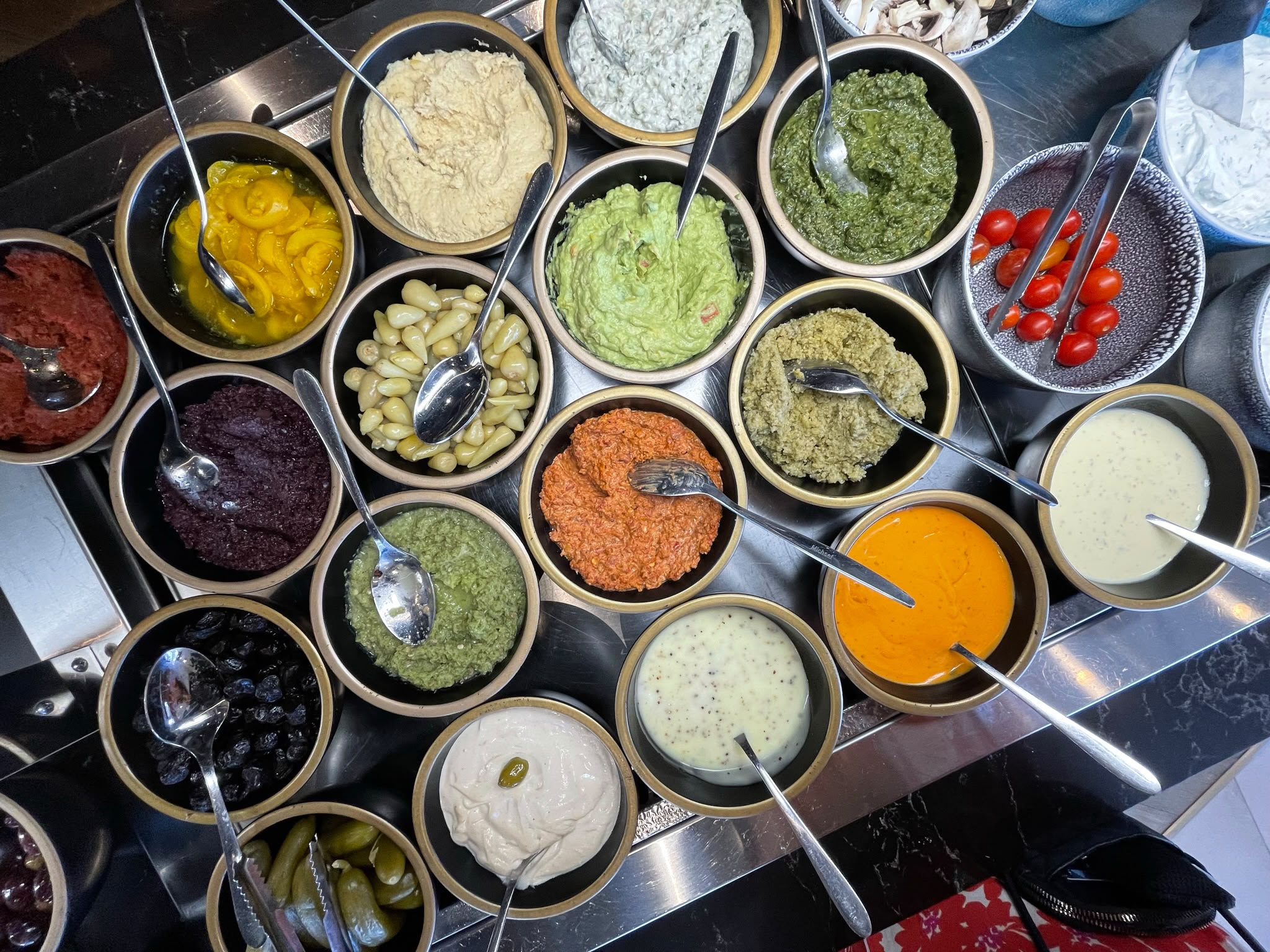 ארוחת הבוקר העשירה במלון ibis Styles ירושלים