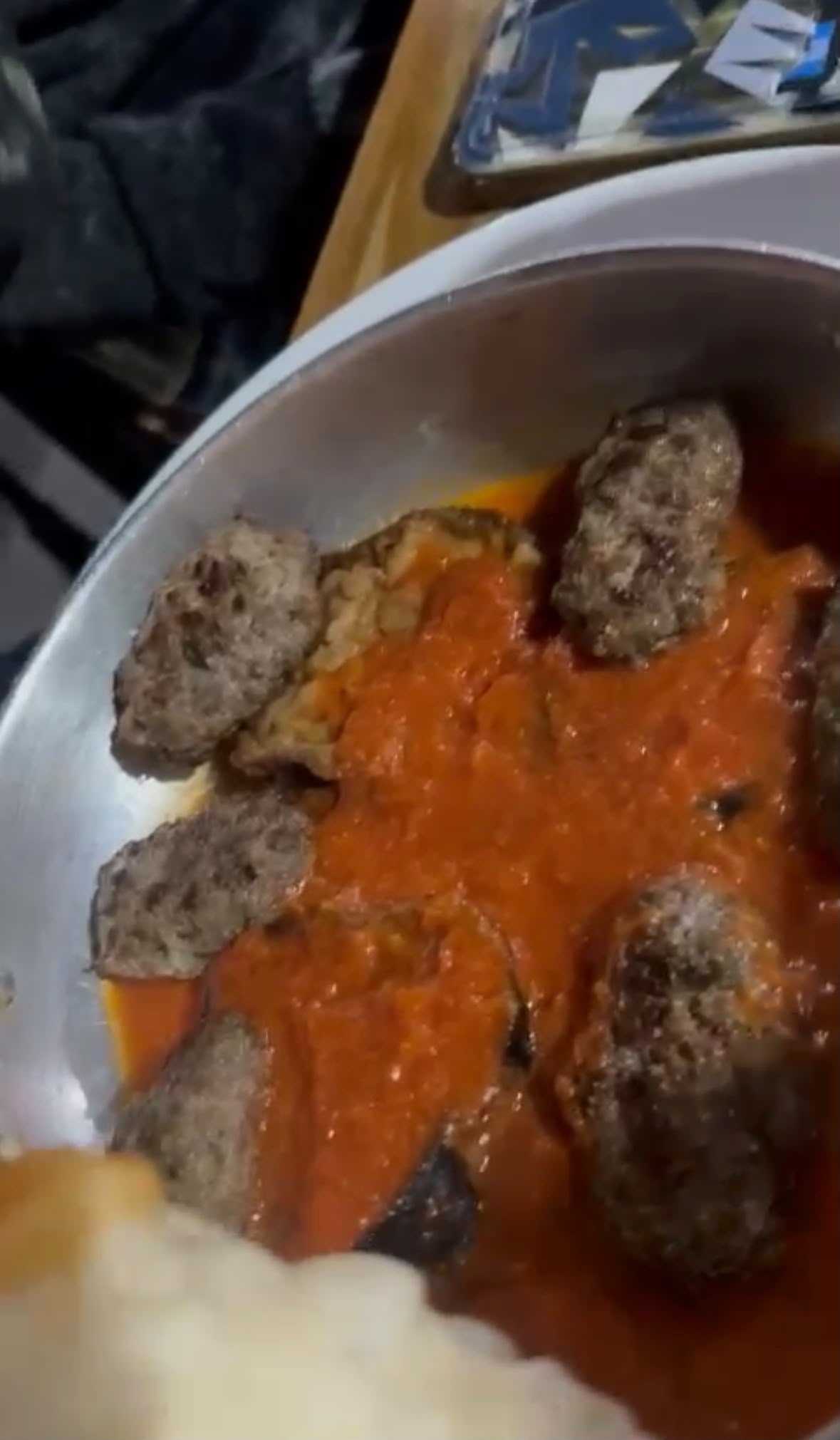 קבב בטאבון מכוסה בבצק במסעדת אנטוליה