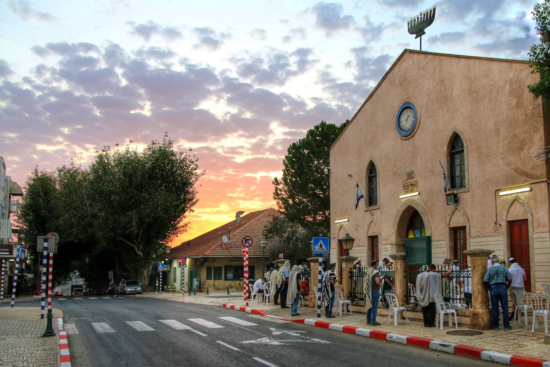 מתפללים מחוץ לבית הכנסת אהל יעקב בזכרון יעקב