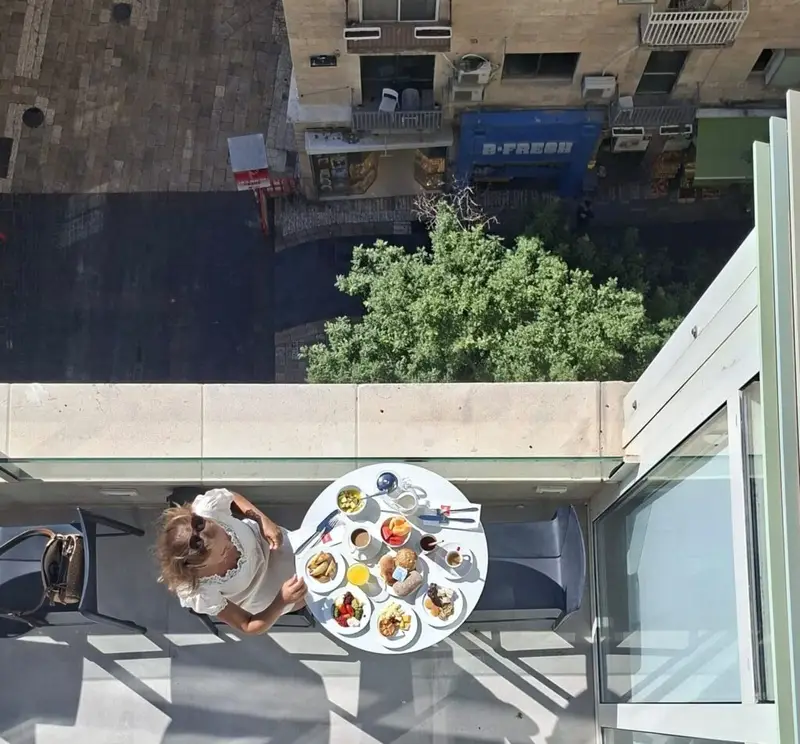 למרות שאני מג'רוז - האופצייה לשבת לארוחת הבוקר במרפסת הקטנה ibis סטיילס משגעת אותי. צילום: סיגל קליין