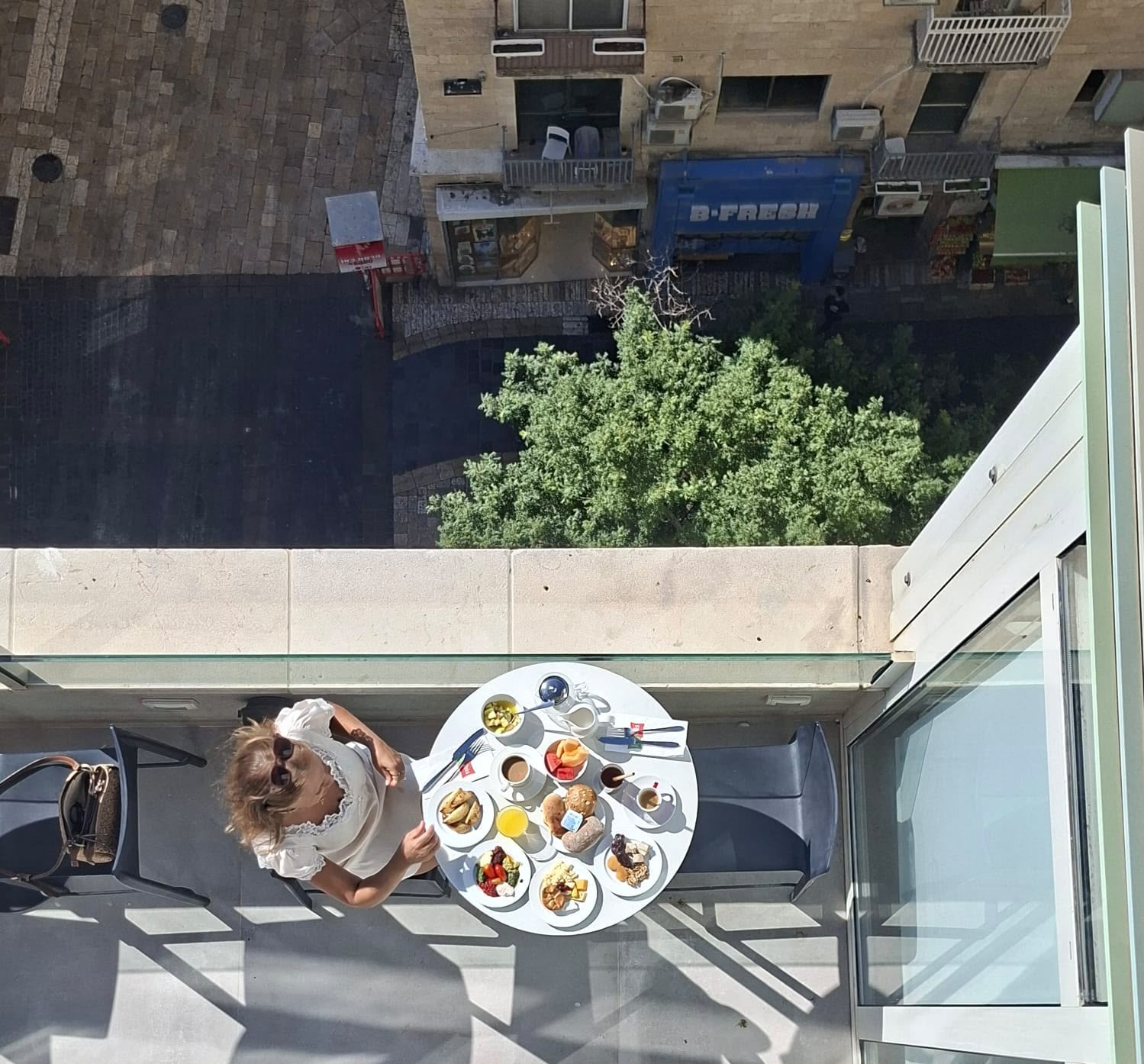 המרפסת הקטנה לארוחת הבוקר במלון