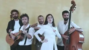 טברנה בחצר תיאטרון הקרון: ליין חדש בימי שישי בצהריים. בתמונה: הטברנה של יוניקס. צילום: אדיבות האמנים