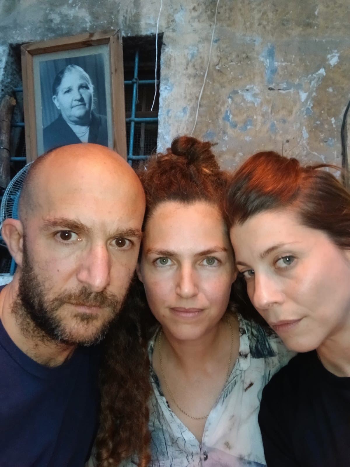 טברנה יוונית בחצר תיאטרון הקרון בירושלים