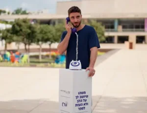 מייבלין ניו-יורק ועמותת ער"ן בקמפיין חברתי "אמיצים ביחד" לקידום שיח פתוח על מצוקה ואתגרים רגשיים וחברתיים בקרב צעירים. צילום: אור חורי