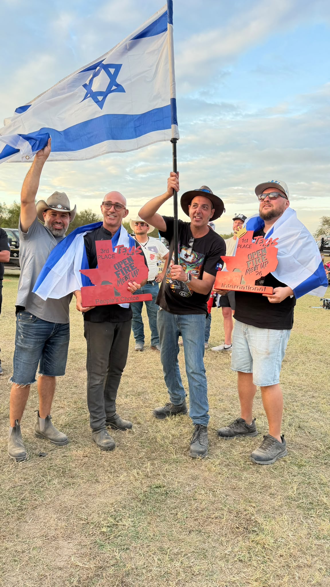 ולד שבורין, ראובן מייסלוס, צ'רלי פדידה ויהודה עמר עם גביעי התחרות