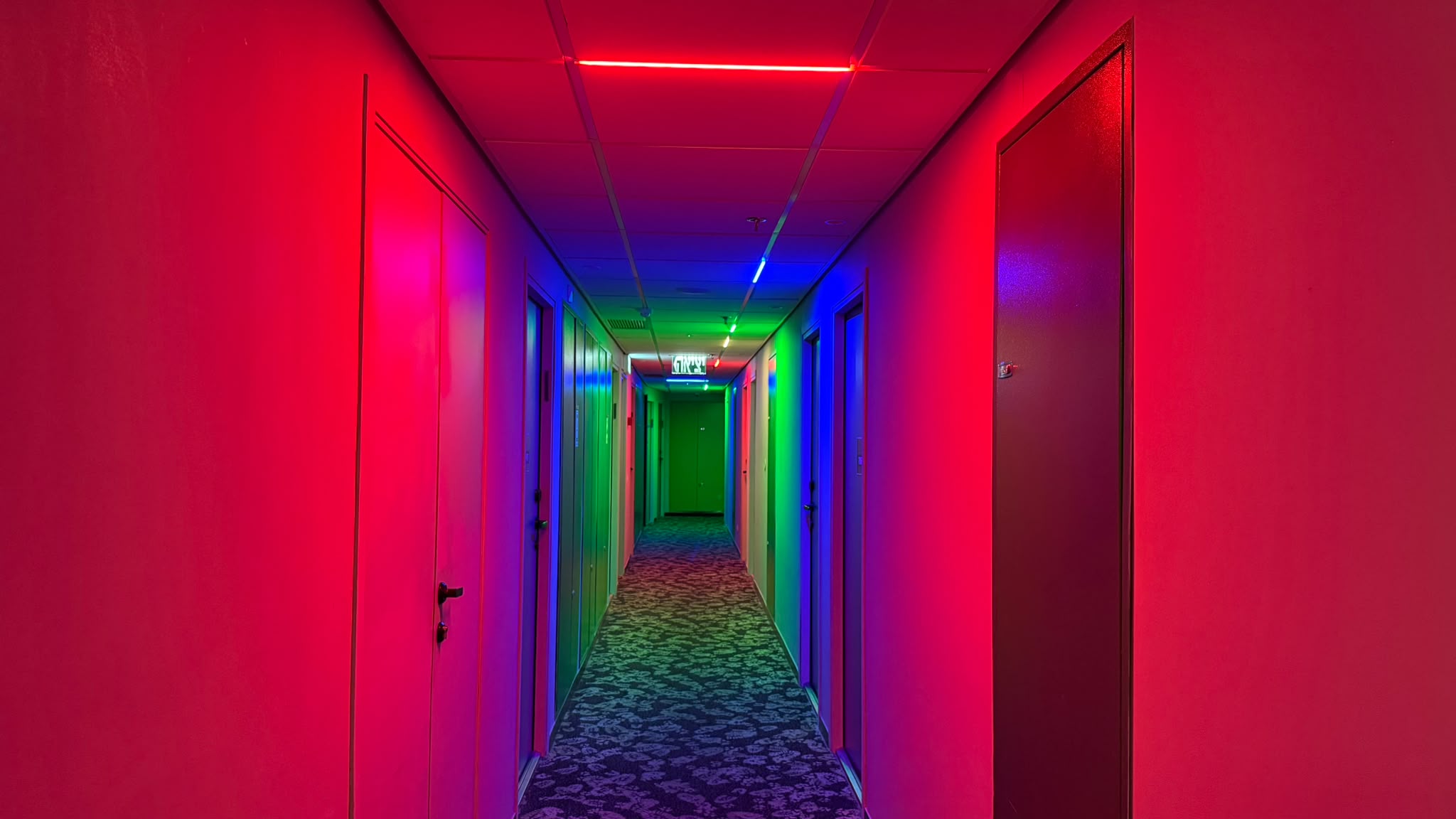 המסדרונות הצבעוניים במלון ibis Styles ירושלים