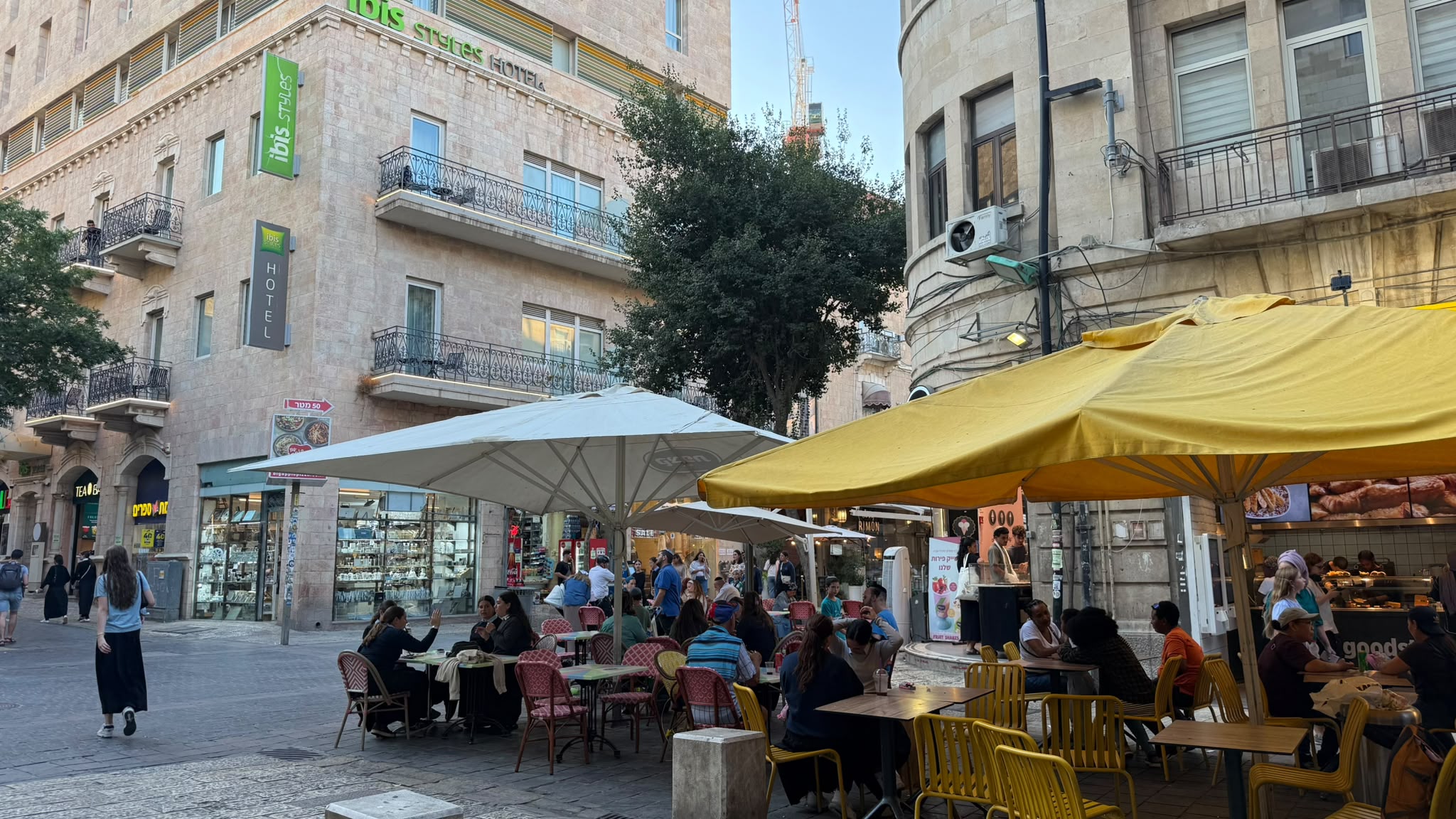 רחוב תוסס במרכז ירושלים בקרבת המלון