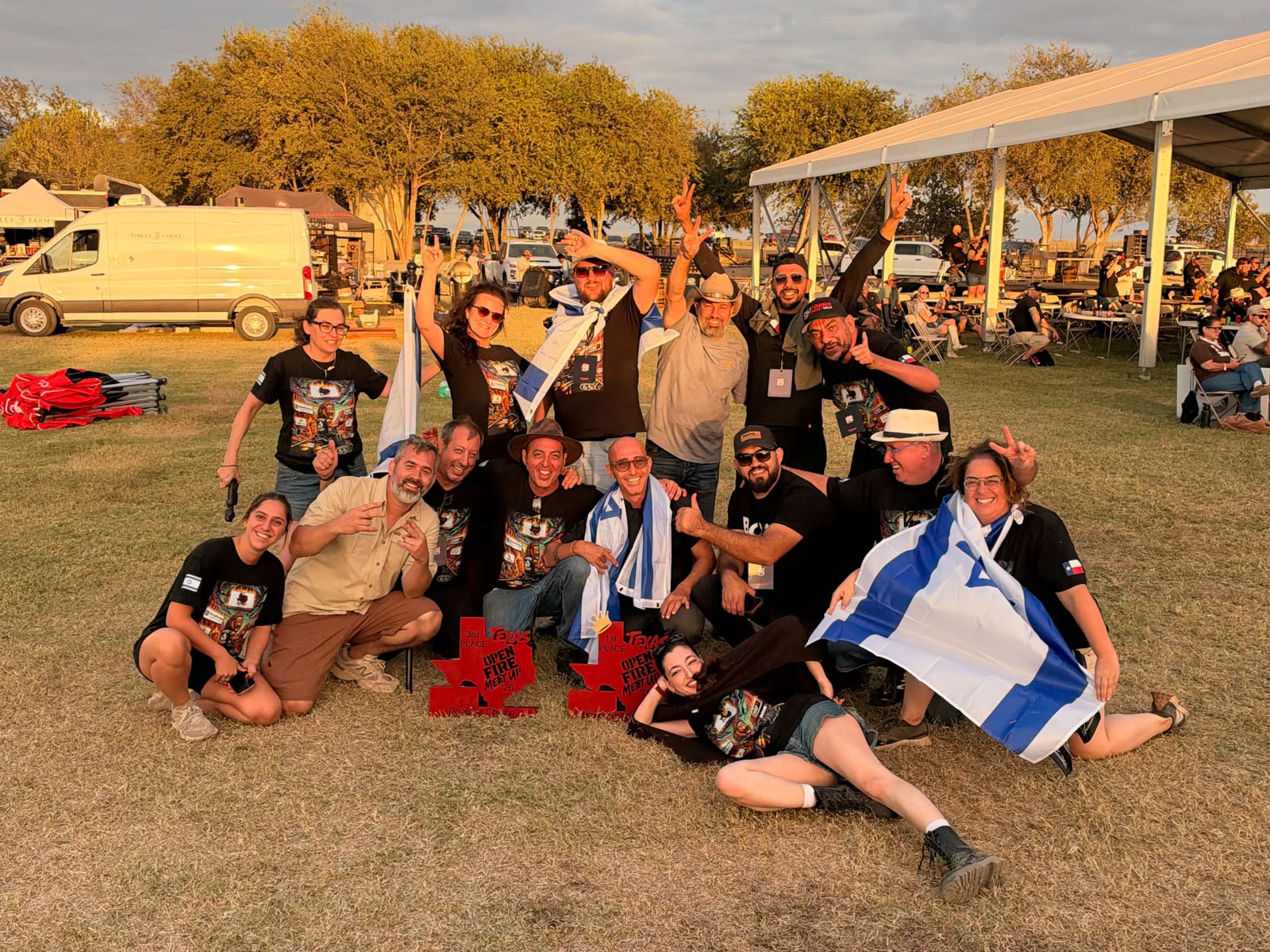 נבחרת ישראל בבישול על אש גלויה עם הגביעים לאחר הזכייה בתחרות בטקסס