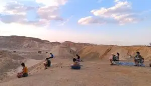 מציירים בלב הערבה - סוף שבוע סדנת ציור מול נופי בראשית במדבר . צילום: ליזה קריג